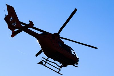 Bei einem Unfall in Berthelsdorf kam ein Rettungshubschrauber zum Einsatz.