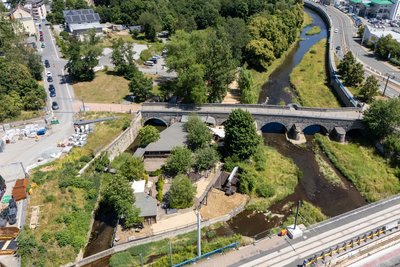 Unterhalb der alten Elsterbrücke startet am Freitag die Freiluftsaison.