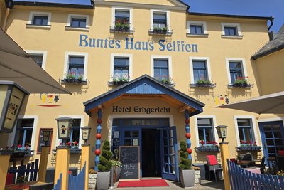 Das Bunte Haus in Seiffen gehört zu den traditionsreichsten Gasthöfen im Spielzeugdorf.