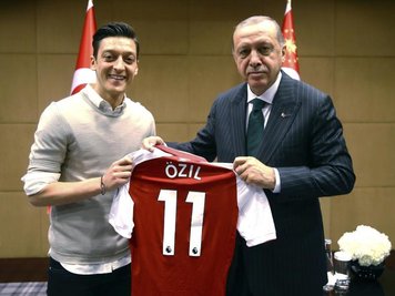 Mesut Özil (l) posiert mit dem türkischen Präsidenten Erdogan im Mai für ein Foto.