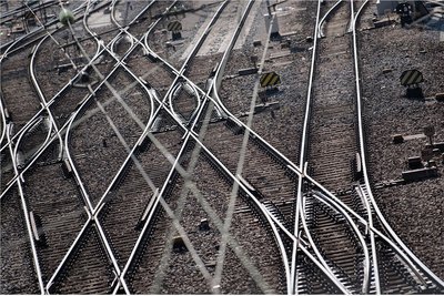 Mehr Geld für den Bahnverkehr, eine Erhöhung des Mindestlohns, Digitalisierung, Verlängerung der Mietpreisbremse und eine kontrollierte Abgabe von Cannabis an Erwachsene - unter anderem auf diese Eckpunkte haben sich die Parteien der künftigen Bundesregierung geeinigt. 