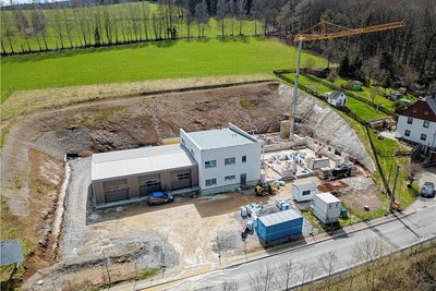 Das Feuerwehrdepot in Steinbach wird deutlich teurer als gedacht. Die neue Rettungswache direkt daneben ist inzwischen auch im Bau.