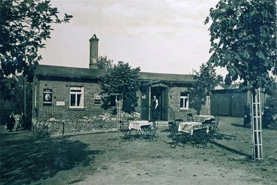 Das historische Foto soll einen Platz im Gastraum bekommen. Es zeigt die Gaststätte bei der Eröffnung im Jahr 1954.