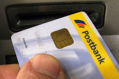 Für Kunden der der Postbank und der Deutschen Bank gibt es auch Alternativen zum Geldabheben.
