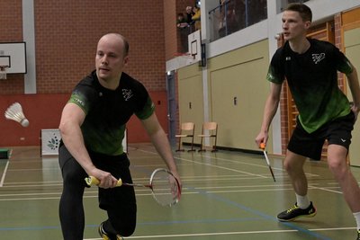 Konstantin Hack (links) und Pit Hofmann mussten als Erste aufs Spielfeld und packten mit einer starken Leistung den ersten Punkt aufs Niederwürschnitzer Konto.