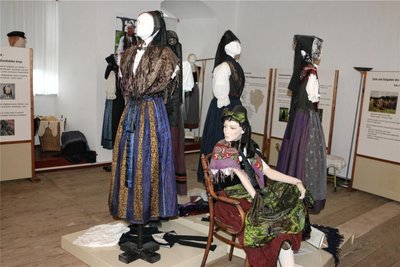 Auch um die Trachtenausstellung des vogtländischen Trachtenvereins kümmern sich die Mühltroffer.