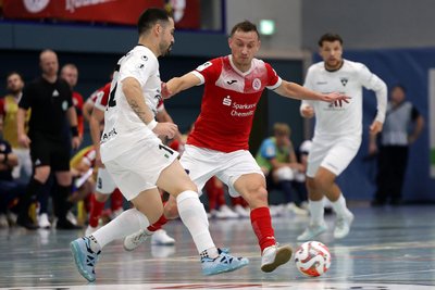 Oleksandr Sorokin (rotes Trikot) und seine Mitspieler von HOT 05 Futsal taten sich offensiv gegen Weilimdorf schwer.
