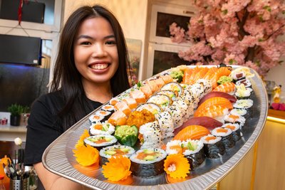 Mai Lina Duong, Tochter von Imbissbetreiberin Thi Thuan Duong, zeigt eine Sushi-Platte, wie man sie ab Mitte April im neuen Imbiss in Olbernhau bestellen kann.
