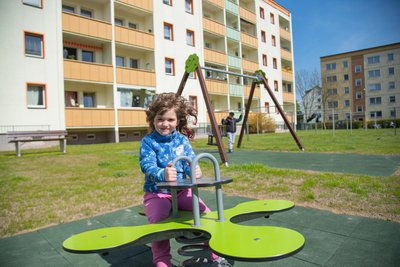Der Spielplatz an der Adolf-Damaschke-Straße 77 in Oelsnitz hat Wipp-Elemente, zwei Schaukeln und einen Sandkasten erhalten.