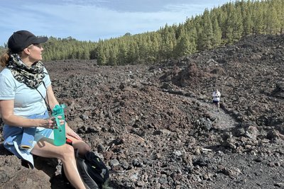 Wandern über erkaltete Lavafelder.
