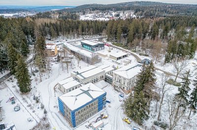 Der Komplex der Zentralen Forstlichen Ausbildungsstätte in Bad Reiboldsgrün. Vorn, von links: das neu gebaute Schulhaus, das für Speisesaal und Turnhalle genutzte Casino sowie das ehemalige Kurhaus, das Internat und Verwaltung beherbergt. Dahinter der Ausbildungskomplex mit Werkstätten und Maschinenhalle. 