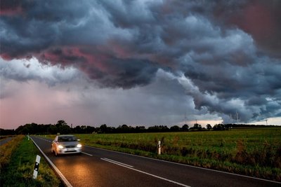Gerade im Sommer nicht unüblich: Ein Unwetter mit Blitz und Donner naht. Der Wetterdienst warnt vor Gewittern im Vogtland.