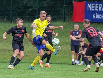 Das Foto zeigt Kapitän Jonas Schebitz von Blau-Gelb Mülsen (gelbes Trikot) im Auswärtsspiel Anfang September beim Meeraner SV. Nach der 1:5-Derby-Niederlage ging das Team nur noch zweimal leer aus. 