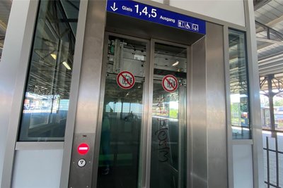 Der neue Fahrstuhl am Bahnsteig 2/3 am Bahnhof Freiberg ist defekt.
