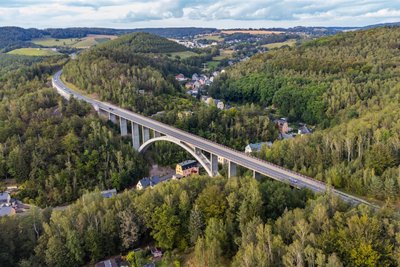Besonders imposant ist die Talbrücke. Sie ist 228 Meter lang und führt vom Buchenberg über die Alberodaer Straße bis zum Dürren Berg.