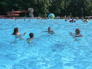 Ein unbeschwerter Sommer im Freibad Weißenborn: Aktuell wird das Bad grundlegend saniert. Mit der Sommersaison 2022 soll es wieder geöffnet werden. 