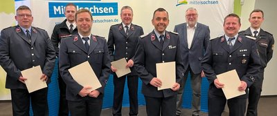 Die obersten Brandschützer Mittelsachsens (von links): die stellvertretenden Kreisbrandmeister Ingo Gruß aus Ostrau, Ortsteil Schrebitz (zuständig für den Raum Döbeln), Kevin Franz aus Halsbrücke (Raum Freiberg), Tobias Schumann aus dem Peniger Ortsteil Niedersteinbach (Raum Penig), Steffen Kräher aus Brand-Erbisdorf (Raum Brand-Erbisdorf), Christian Fiedler aus dem Striegistaler Ortsteil Böhrigen (Raum Frankenberg), Landrat Matthias Damm aus Mittweida, Gerd Irmscher aus Erlau (Raum Mittweida) sowie Tommy Kühn aus Bobritzsch-Hilbersdorf.