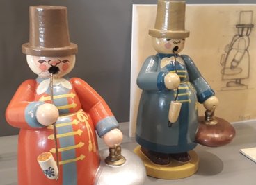 Die Firma Wendt & Kühn in Grünhainichen fertigte diese Räuchermänner mit Wärmflasche. Die Figuren gehen auf einen 1927 erteilten Auftrag der Krausswerke Schwarzenberg zurück. Ein Exemplar mit rotem Mantel war einem Bieter auf einer Internet-Plattform jetzt 1610 Euro wert.