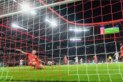 Der einzige Moment, an dem das Spiel zu kippen drohte: Matthijs de Ligt (links) grätscht einen Vitinha-Schuss von der Münchner Torlinie. 