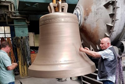 Gerd Schlesinger (r.) und Jörg Eller beim Prüfen der Glocke in Innsbruck.