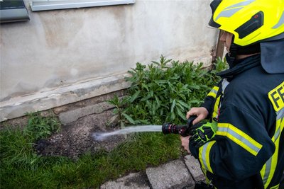 Brandgut wurde auch im Freien abgelöscht. Die Polizei ermittelt wegen des Verdachts auf schwere Brandstiftung.