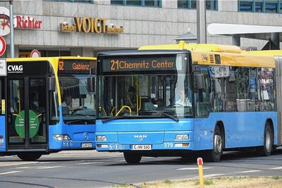 Ob wie hier in Chemnitz oder außerhalb: Mit dem 49-Euro-Ticket sollen Nutzer bundesweit im Nah- und Regionalverkehr mobil sein. Doch der Verkauf erfolgt nur digital. 