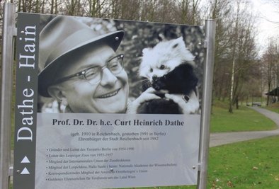 Seit 2016 heißt die Dammsteinsenke in Reichenbach Dathe-Hain. Damit wird des unvergessenen Ehrenbürgers der Stadt gedacht. 