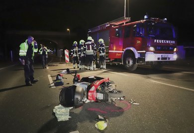 Die Feuerwehr sichert die Unfallstelle auf der Blankenauerstraße in Chemnitz.