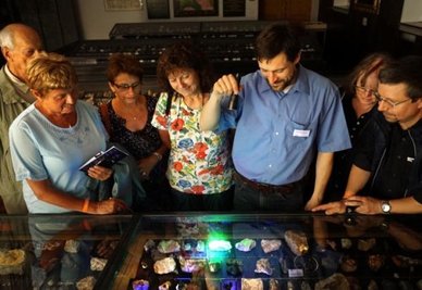 Vergangenes Jahr zeigte unter anderem Sven Neuhaus (3. von rechts) Besuchern, wie Mineralien unter UV-Licht plötzlich besonders farbintensiv erstrahlen.