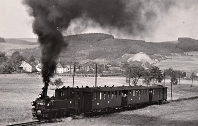 "Pöhler Bussel" unter Dampf: Eine der letzten Fahrten vom Bahnhof Grünstädtel aus nach Oberrittersgrün, hier auf dem Streckenabschnitt an der Wiese nahe der Raschauer Siedlung. 