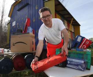 Jan-Dirk Unger sammelt Verbandskästen für die Ukraine. Sie sollen Mitte Mai auf Reisen gehen.