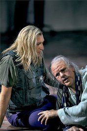 Andreas Schlager (links) als Siegfried und Wilhelm Schwinghammer als Fafner bei den Bayreuther Festspielen. 