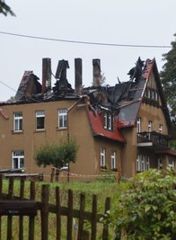Das Wohnhaus an der Dittersdorfer Straße bleibt für die nächste Zeit unbewohnbar und darf nicht mehr betreten werden. 