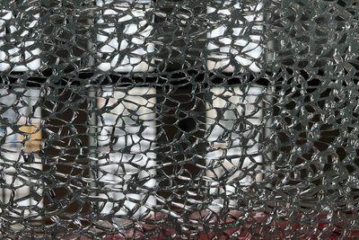 Das gesplitterte Glas einer Vitrine – Zeugnis des Museumsumbaus.