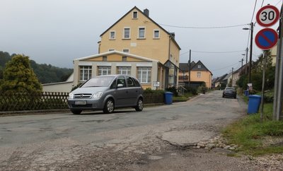 Die Neuschönburger Straße ist seit Jahren eine Huckelpiste. 