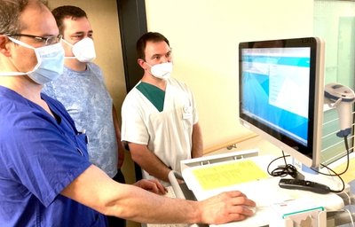 Auf der Station von Oberarzt Martin Mordel (l.) und Bereichsleiter Thomas Bretschneider hat die digitale Patientenakte Einzug gehalten. Computerexperte Frank Hasse (M.) ist bei Fragen zur Stelle. 