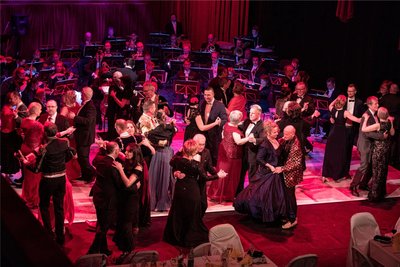 Bei der Wahl der Garderobe können die Gäste des Theaterballs in Plauen ihrer Fantasie freien Lauf lassen. Im Gala-Programm erklingt Musik aus der Filmgeschichte.