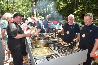 Liedersingen an der Günther-Ruh. Dann herrscht sicher wieder Hochbetrieb am Grill mit deutschen und böhmischen Leckereien. Angefeuert wurde er 2023 vom Verein Denkmalpflege Weipert um Uwe Schulze (2. v. r.)