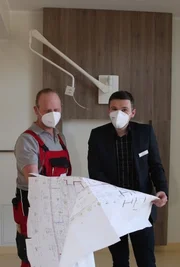 Maik Bamberg (r.) im Gespräch mit Fußbodenleger Bernd Weigel.