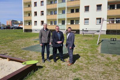 André Körner (Vorstand Wohnungsgenossenschaft Oelsnitz), OB Mario Horn und Patrick Reich-Schellenberg (Geschäftsführer Oewog) bei der Übergabe des neuen Spielplatzes.