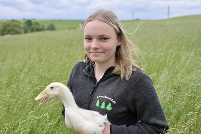 Tochter Merle Roder soll den Hof einmal übernehmen. Schon um ihrer Zukunft willen würde er doch den Boden nicht gefährden, sagt Bauer Marcus Roder.