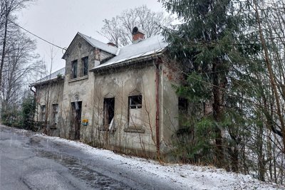 Schon seit Jahren steht das Gebäude an der Bergstraße leer. Bereits 2004 brannte es dort.