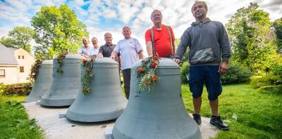Das sind die alten Glocken - die neuen werden am Sonntag geweiht. Im Bild (von rechts): Friedhofsverwalter Michael Thierfelder, Horst Nitzsche, Klaus Müller, Gotthard Gerlach, Friedemann Müller und Armin Günther von der Kirchgemeinde Niederzwönitz. 