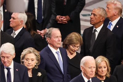 Abschied von Jimmy Carter: Ex-Präsident Bill Clinton (v.l.n.r.) und seine Frau Hillary, Ex-Präsident George W. Bush und seine Frau Laura, der scheidende Präsident Joe Biden und seine Frau Jill (vorn), Ex-Präsident Barack Obama und der künftige Präsident Donald Trump.