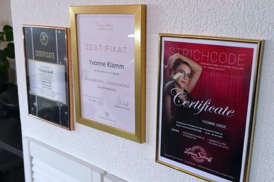 Zertifikate an der Wand zeugen davon, wie wichtig Fortbildungen und Schulungen für Yvonne Klamm sind.