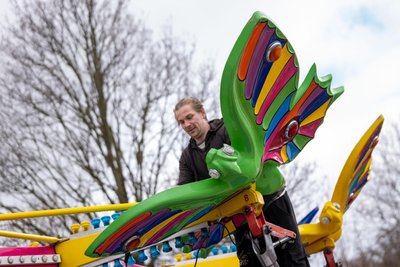 Zahlreiche Fahrgeschäfte locken auf den Plauener Osterrummel: Monteur Christoph Gräßler bereitet den „Butterfly“ vor.