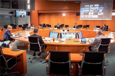 Einige Ministerpräsidenten waren vor Ort, andere per Video zugeschaltet, als sie am späten Dienstagnachmittag über die neuen Corona-Schutzregeln beraten haben. Am 7. Januar sehen sie sich wieder. 