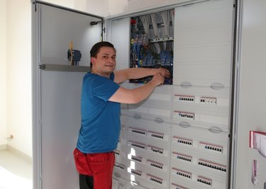 Fabian Anger, Bauleiter der gleichnamigen Elektrofirma, prüft die Anschlüsse am Hauptverteiler der neuen Station. 