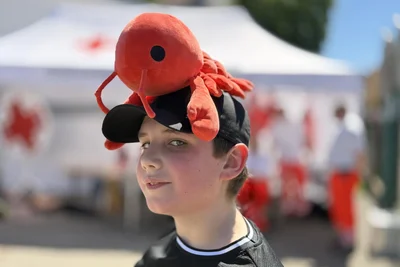 Läufer Ben Finsterbusch und sein Maskottchen namens „Matteo“.