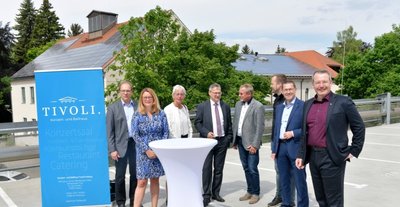 Das Tivoli-Parkhaus in Freiberg erhält ein Dach mit Solarmodulen. Die Vertreter der Projektpartner trafen sich jetzt dort, wo künftig das Sonnen-Carport stehen soll: Tobias Jaster, Chef des Eigenbetriebs Gebäude- und Flächenmanagement, Susan Herzog, Personalleiterin bei Meyer Burger, Reinhild Kühne, Geschäftsführerin JT Energy Systems, Saxonia-Geschäftsführer Heiko Schwarz, Stadtwerke-Chef Axel Schneegans, Lars Fallant, Geschäftsführer Tricera Energy, GSM-Geschäftsführer Holger Scheich und Oberbürgermeister Sven Krüger (von links). 